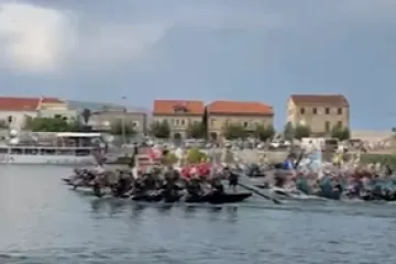 Tisuće navijača, 31 posada i 23 kilometra: Pogledajte start Maratona lađa