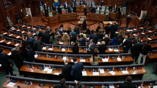 Kakve scene! Pogledajte kako je zastupnica u skup&scaron;tini Kosova jajima gađala premijera Kurtija