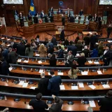 Kakve scene! Pogledajte kako je zastupnica u skup&scaron;tini Kosova jajima gađala premijera Kurtija