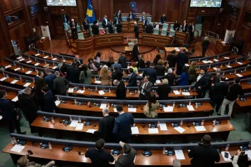 Kakve scene! Pogledajte kako je zastupnica u skup&scaron;tini Kosova jajima gađala premijera Kurtija