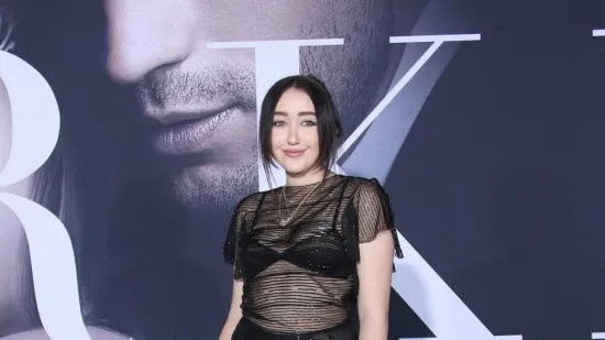 Mlađa sestra Miley Cyrus pala na pozornici ba&scaron; tijekom pjesme 'Sve pada'
