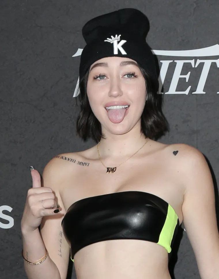 Mlađa sestra Miley Cyrus pala na pozornici ba&scaron; tijekom pjesme 'Sve pada'