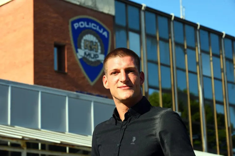 Na 40&deg;C čekali pred policijom, a evo &scaron;to je onda napravio Karlovčanin: 'Ja ću snositi posljedice'
