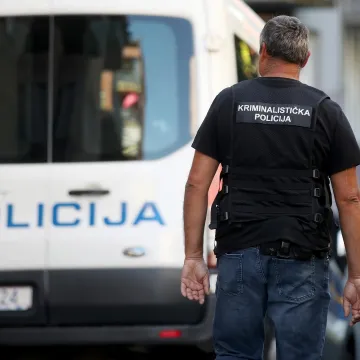 Uhićen napadač iz Osijeka: Nožem poku&scaron;ao ubiti čovjeka u parku, ubadao ga je ruke i tijelo