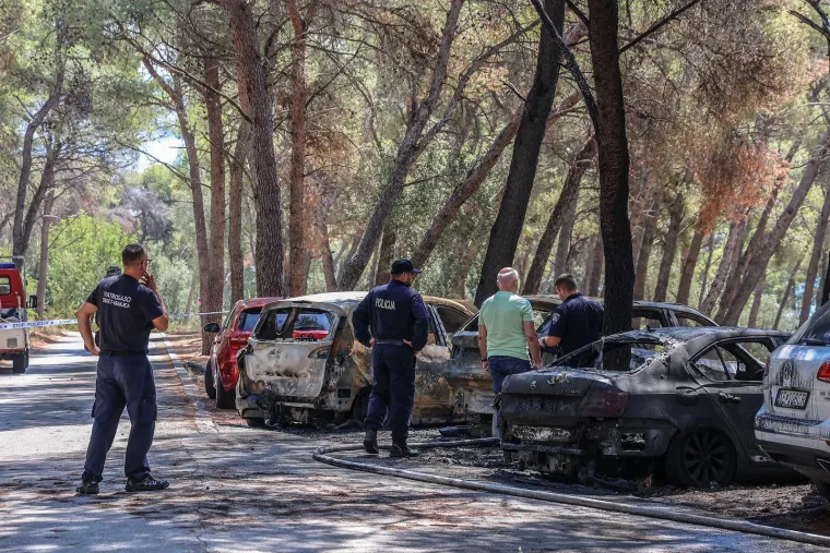 Požar u Segetu Donjem: Potpuno izgorjela tri vozila, vatrena stihija zahvatila i borovu &scaron;umu