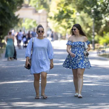 Vruć ljetni dan izmamio Zagrepčane u Maksimir, no za ove dvije brinete okretali su se ba&scaron; svi
