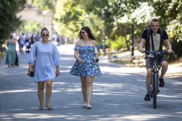 Vruć ljetni dan izmamio Zagrepčane u Maksimir, no za ove dvije brinete okretali su se ba&scaron; svi