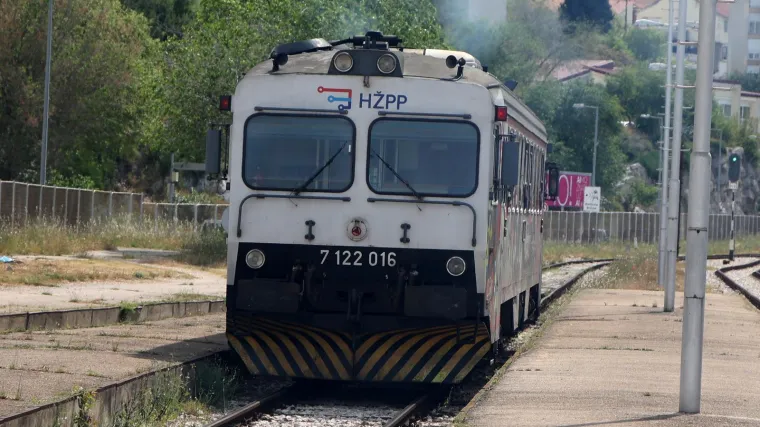 Izbjegnuta nova tragedija! Vlak pro&scaron;ao kroz crveno svjetlo i umalo se sudario s drugim