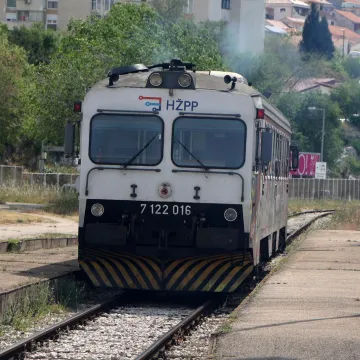 Izbjegnuta nova tragedija! Vlak pro&scaron;ao kroz crveno svjetlo i umalo se sudario s drugim
