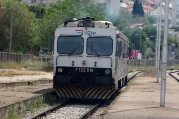 Izbjegnuta nova tragedija! Vlak pro&scaron;ao kroz crveno svjetlo i umalo se sudario s drugim
