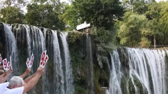 Spektakularni prizori iz Jajca: Najhrabriji skakali s vodopada visokog 22 metra