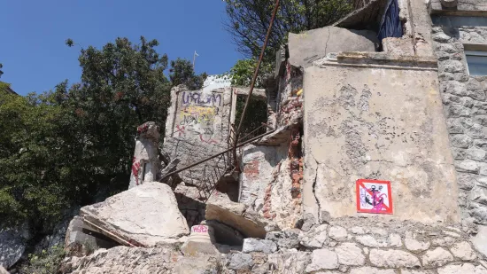 Poznato stanje maloljetnika na koje se uru&scaron;io balkon napu&scaron;tene vile u Rijeci
