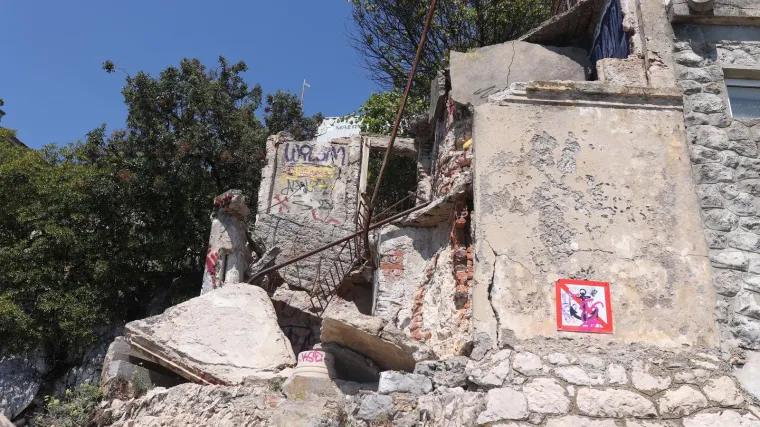 Poznato stanje maloljetnika na koje se uru&scaron;io balkon napu&scaron;tene vile u Rijeci