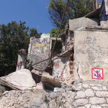 Poznato stanje maloljetnika na koje se uru&scaron;io balkon napu&scaron;tene vile u Rijeci