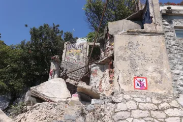 Poznato stanje maloljetnika na koje se uru&scaron;io balkon napu&scaron;tene vile u Rijeci