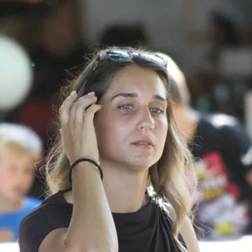 Jedna od onih fotografija koje se gledaju dvaput: Ova brineta te&scaron;ko je mogla proći nezapaženo