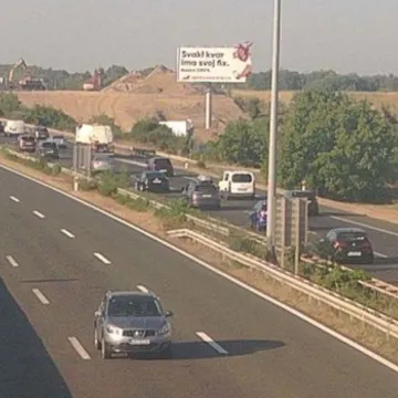 Krenuo je udar prema moru! Kilometarske kolone na autocestama, kod Zagreba dvije nesreće