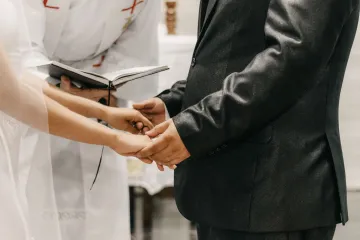 Mladenka napravila urnebesnu pogre&scaron;ku na vjenčanju kad joj se svećenik približio