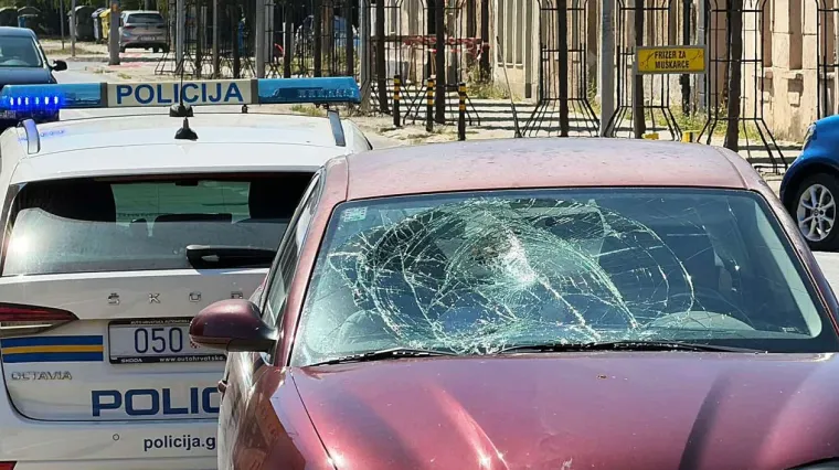 Automobil naletio na pje&scaron;akinju, od siline udarca popucalo staklo: Imamo slike