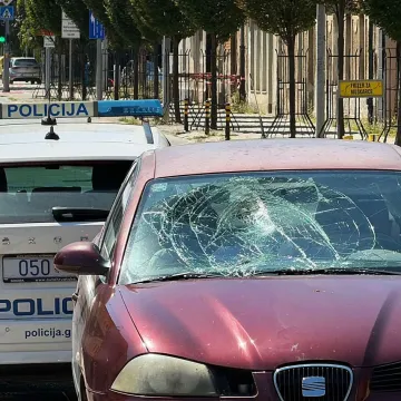 Automobil naletio na pje&scaron;akinju, staklo popucalo na automobilu: Imamo slike