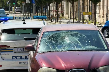 Automobil naletio na pješakinju, od siline udarca popucalo staklo: Imamo slike