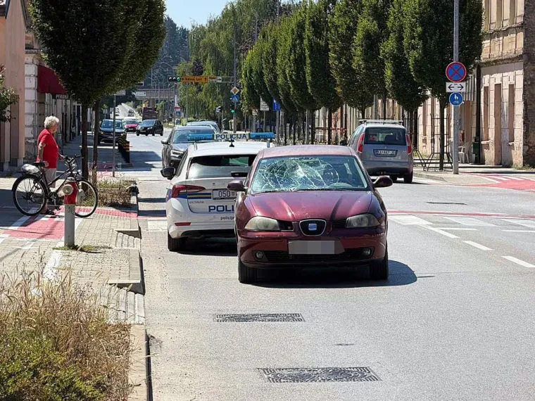 Automobil naletio na pje&scaron;akinju, od siline udarca popucalo staklo: Imamo slike