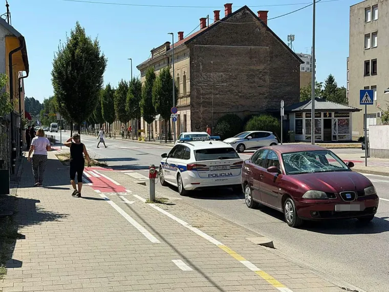 Automobil naletio na pje&scaron;akinju, od siline udarca popucalo staklo: Imamo slike