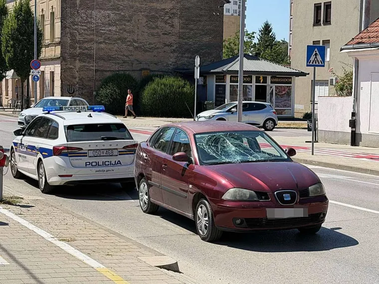 Automobil naletio na pje&scaron;akinju, od siline udarca popucalo staklo: Imamo slike