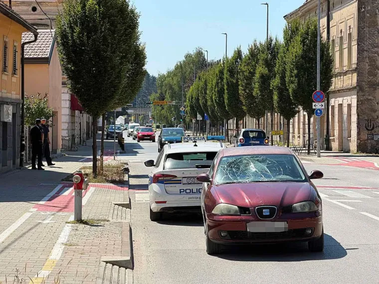 Automobil naletio na pje&scaron;akinju, od siline udarca popucalo staklo: Imamo slike
