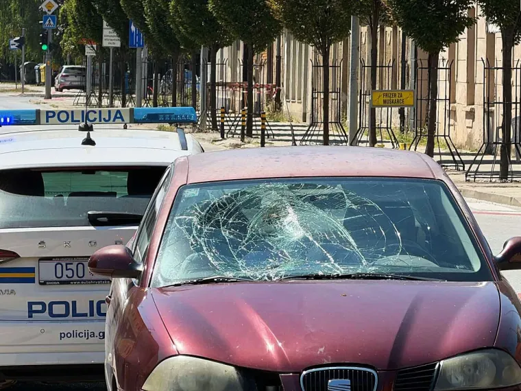 Automobil naletio na pje&scaron;akinju, od siline udarca popucalo staklo: Imamo slike