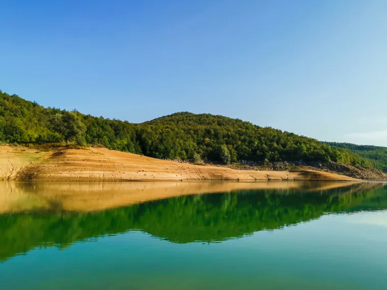Voda skriva nevjerojatnu priču: Ispod povr&scaron;ine ovog ličkog jezera krije se cijelo selo