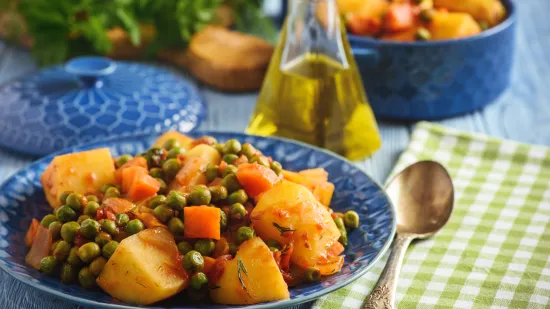 Iz riznice najzdravije kuhinje na svijetu: Recept za varivo od gra&scaron;ka, mrkve i krumpira