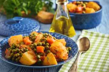 Iz riznice najzdravije kuhinje na svijetu: Recept za varivo od gra&scaron;ka, mrkve i krumpira