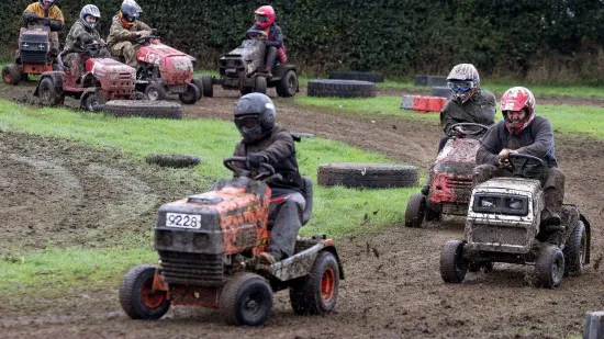 Dok se čeka nastavak F1 sezone, u Velikoj Britaniji se utrkuju kosilicama