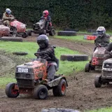 Dok se čeka nastavak F1 sezone, u Velikoj Britaniji se utrkuju kosilicama