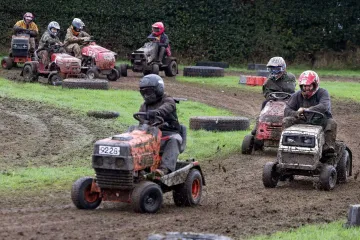 Dok se čeka nastavak F1 sezone, u Velikoj Britaniji se utrkuju kosilicama