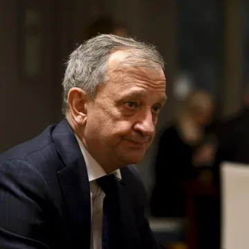 Političar (72) oženio 34 godine mlađu poduzetnicu, vjenčanje izazvalo brojne reakcije