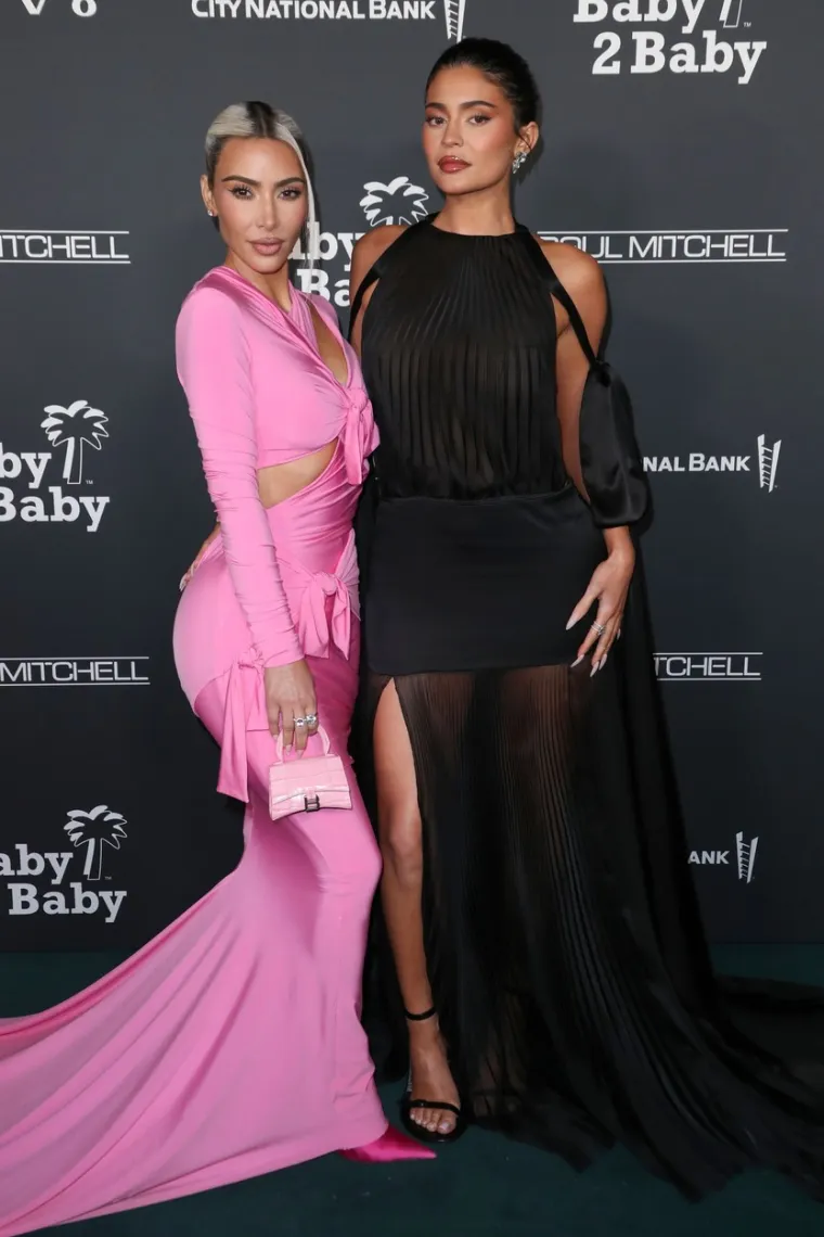 Fanovi u nevjerici zbog starih fotografija: Ovako su Kim i Kylie izgledale prije operacija