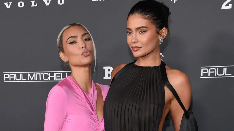 Fanovi u nevjerici zbog starih fotografija: Ovako su Kim i Kylie izgledale prije operacija