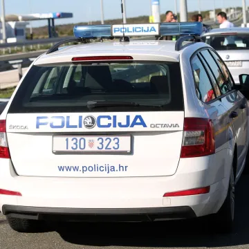 Luda jurnjava na A4: Vozio 222 km/h, evo kakva ga kazna čeka