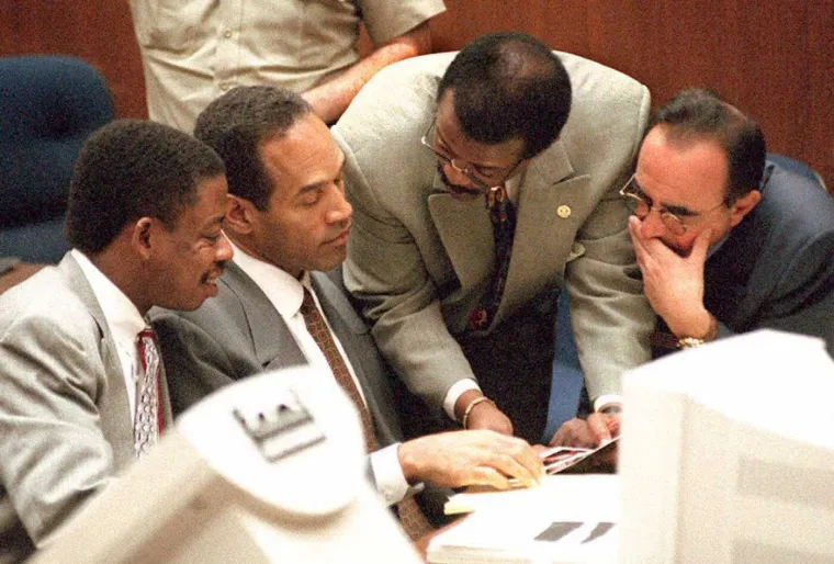 Krvavi tragovi, ubojstvo i bijeg pred kamerama: O. J. Simpson i slučaj koji je zaludio Ameriku