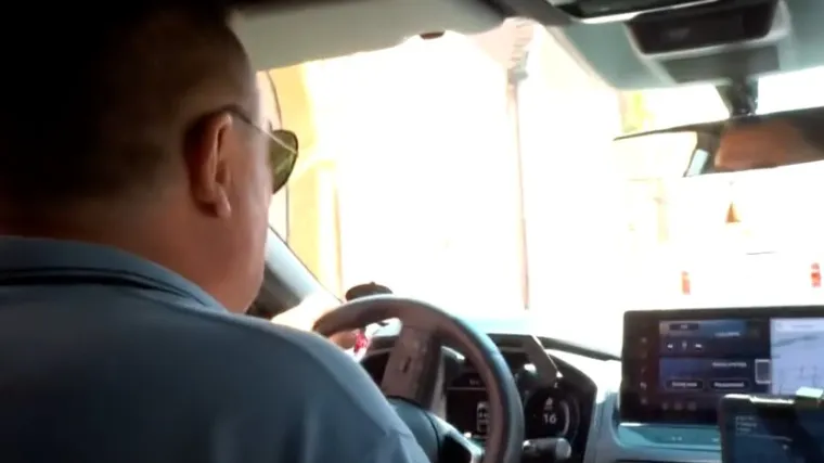 Vozač auta koje 'lovi' neplati&scaron;e parkinga otkrio reporterki gdje će 'operirati' sutra