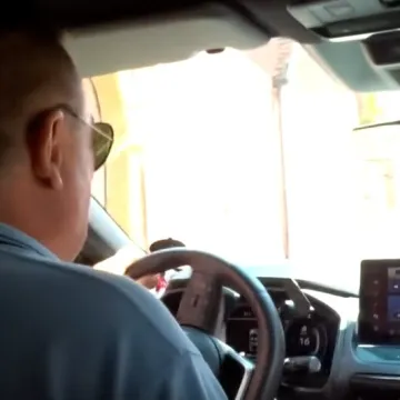 Vozač auta koje 'lovi' neplati&scaron;e parkinga otkrio reporterki gdje će 'operirati' sutra