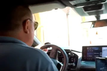 Vozač auta koje 'lovi' neplati&scaron;e parkinga otkrio reporterki gdje će 'operirati' sutra
