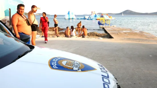 Posvađali se oko mjesta na plaži: Sutkinja pozvala policiju, oni je uhitili i vezali