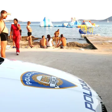 Posvađali se oko mjesta na plaži: Sutkinja pozvala policiju, oni je uhitili i vezali