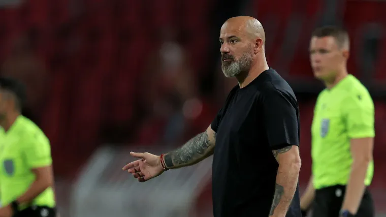 Crvena zvezda &scaron;okantno ispala: Stadion zviždao, a Dejan Stanković provocirao publiku