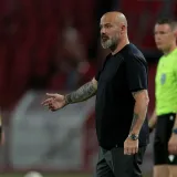 Crvena zvezda &scaron;okantno ispala: Stadion zviždao, a Dejan Stanković provocirao publiku