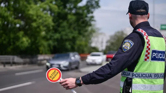 Vozio bez položenog vozačkog, ostao bez auta pa zavr&scaron;io u zatvoru: A tek su mu 23 godine