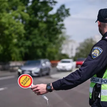 Vozio bez položenog vozačkog, ostao bez auta pa zavr&scaron;io u zatvoru: A tek su mu 23 godine